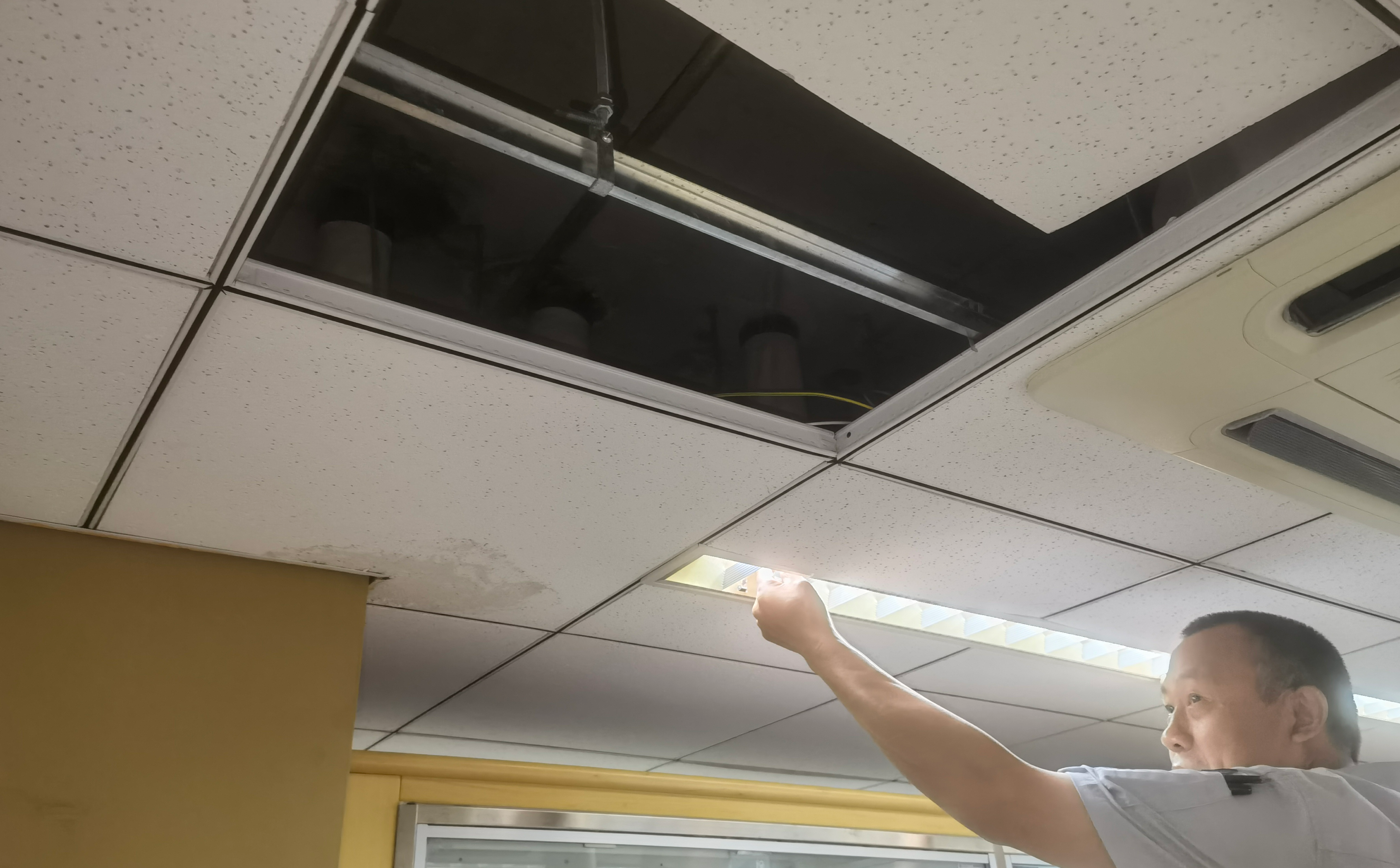1-勺园更换LED灯具.jpg